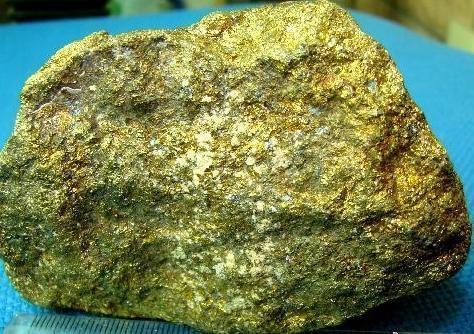 追问 这种矿石值钱吗 追答 含金属元素的矿石都有价值,但是价值多少